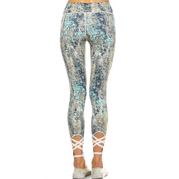 🔥Blue Marble Criss Cross Leggings - Picture 3 of 7